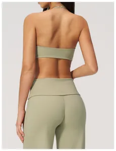 Detail der salbeigrünen Halter-Yoga-Bra und High-Waist-Leggings in der Rückansicht