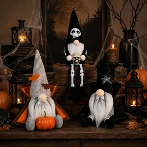 Trois gnomes d'Halloween avec citrouilles dans un décor festif gothique sombre
