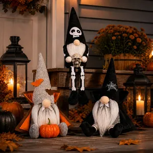 Détail de trois nains d'Halloween avec citrouilles et crânes sur un banc décoratif