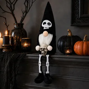 Détail d'un nain d'Halloween avec motifs de crâne sur une cheminée en marbre noir