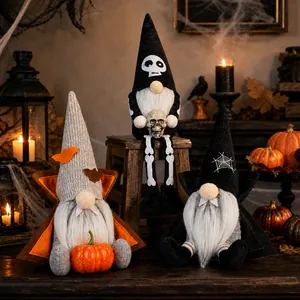 Vue détaillée des nains d'Halloween avec crâne et citrouille et texture de barbe en peluche