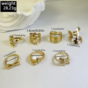 Détail du lot de 7 bagues dorées avec pendentifs coquillages et mesures de dimensions