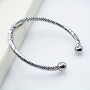 Bracelet jonc ouvert en argent à câble torsadé avec embouts boules, finition polie