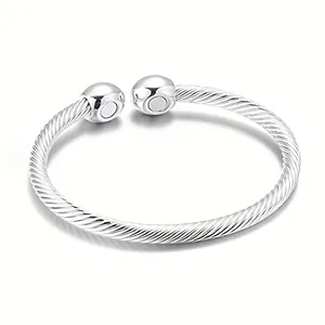 Bracelet magnétique réglable avec design de corde torsadée en finition argent poli