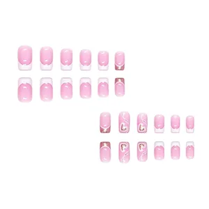 Faux ongles French rose brillant avec motifs de cœurs blancs et paillettes fines