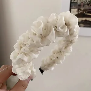 Diadema chic de organza blanco crema con textura plisada y diseño antideslizante