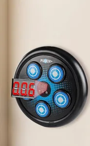 Dettaglio della macchina da boxe musicale con display LED per punteggio e dati di colpi