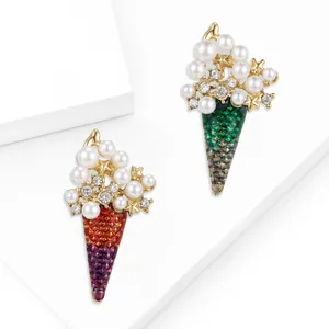 Broches cônes de glace avec perles et cristaux colorés sur blocs blancs