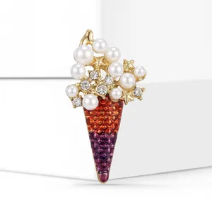 Détail d'une broche glace avec émail dégradé et strass brillants incrustés