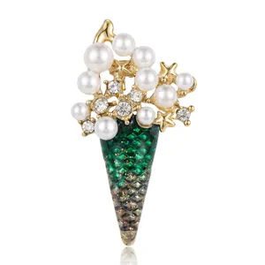 Broche sapin de Noël avec perles blanches, émail vert et détails d'étoiles dorées