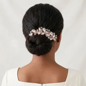 Détail du peigne à cheveux en or rose avec cristaux et strass pour coiffure de mariée
