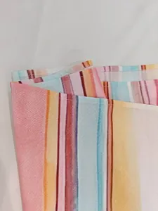 Détail du tissu à rayures colorées de la robe avec coutures soignées et texture lisse