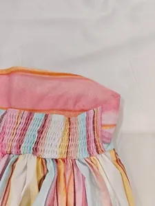 Détail de robe bustier à rayures multicolores avec texture froncée élastique
