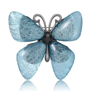 Eleganter blauer Schmetterling-Anstecker mit Acryl-Textur und schwarzem Edelstein