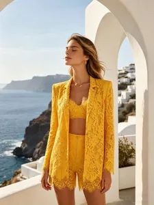 Set tre pezzi in pizzo giallo brillante con blazer, canotta e pantaloncini da vacanza