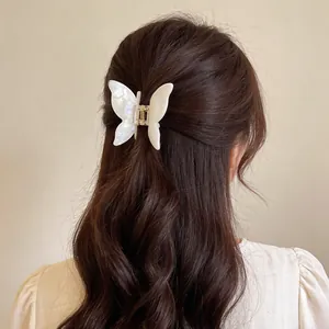 Schillernde Schmetterling-Haarklammer mit Perlglanz-Finish für stilvolles Haar-Styling