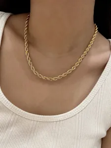 Close-up of a gold rope chain necklace worn by a model for a chic and minimalist style