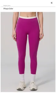 Details der Yogahose in Drachenfrucht-Farbe mit hohem Bund und weißem Kontrast