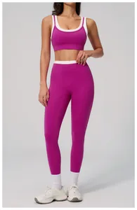 Detailansicht der fuchsiafarbenen Yoga-Hose mit hohem Bund und weißen Kontrastpaspeln