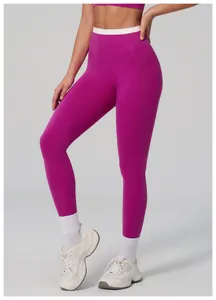 Detail der magentafarbenen Yoga-Leggings mit hohem Bund und weißen Kontraststreifen