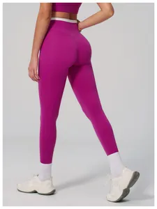 Nahaufnahme fuchsiafarbener Yoga-Leggings mit hohem Bund und formender Passform
