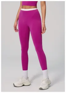 Makroaufnahme der dunkelmagenta High-Waist Yoga-Leggings mit weißem Kontrastbund-Detail