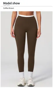 Nahaufnahme der gerippten Yoga-Leggings in Teebraun mit hohem Bund am Fotomodell