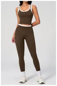 Detail der High-Waist Yoga-Leggings und Sport-BH mit weißem Kontrastrand in Dunkelbraun