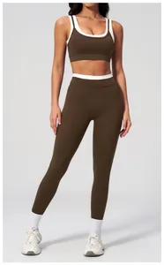Detailansicht der gerippten High-Waist Yogahose und Sport-BH mit weißen Kontraststreifen