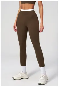 Detailaufnahme der dunkelbraunen Yoga-Leggings mit kontrastierendem weißem Taillenbund