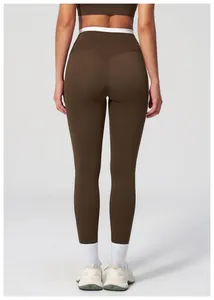 Detail der tiefbraunen Yoga-Leggings mit weißem Kontrastrand und herzförmiger Naht am Bund
