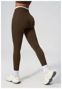 Detail der High-Waist Yoga-Leggings mit weißem Kontrastbund und Push-up-Effekt