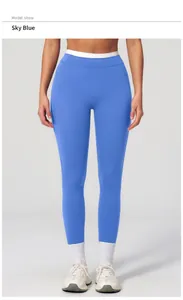 Detail der himmelblauen High-Waist Yogahose mit weißen Nähten am Taillenbund