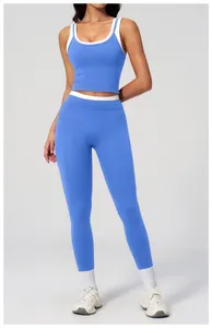 Details der High-Waist Yoga Leggings mit Kontrastbund und flachen Nähten