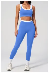Detailansicht der blauen High-Waist Yoga-Leggings und Sport-BH mit weißen Kontrastkanten