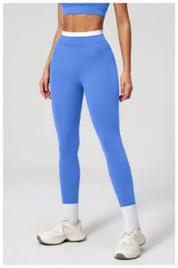 Detail der blauen High-Waist Yoga-Leggings mit kontrastierendem weißem Bunddesign