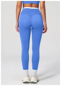 Nahaufnahme der himmelblauen Yoga-Leggings mit V-förmiger Naht für einen Push-up-Effekt