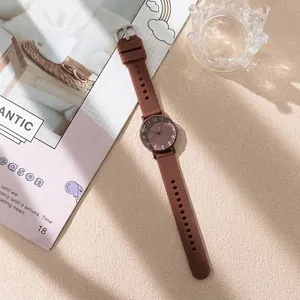 Orologio al Quarzo da Donna Colore Caramello Minimalista Quadrante con Numeri Artistici Cinturino in Silicone Studente