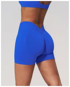 Détail macro du short de yoga bleu sans couture avec taille en V et effet galbant