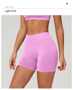 Gros plan d'un short de yoga rose clair sans couture avec taille en V sur mannequin