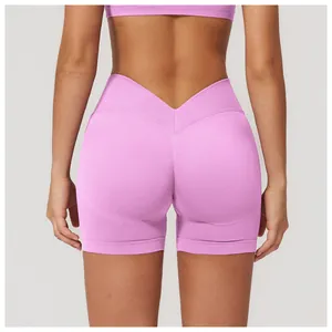 Détail du short de yoga rose sans couture avec taille en V et effet push-up pour le sport