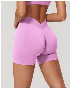 Détail du short de yoga violet sans couture avec taille en V et couture galbante