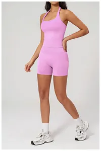 Détail de l'ensemble de yoga côtelé rose-violet avec taille en V et dos nu sexy