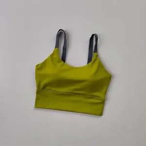 Dettaglio dell'orlo di sostegno ampio sul reggiseno sportivo verde e grigio