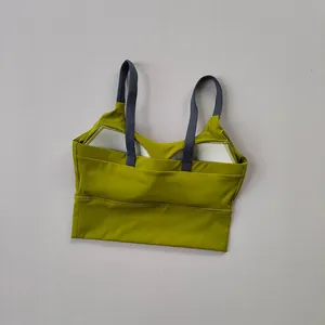 Dettaglio del reggiseno sportivo con spalline a contrasto, imbottitura e cuciture fini