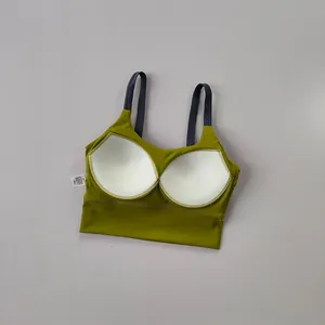 Vista dettagliata delle imbottiture integrate e delle cuciture lisce del reggiseno sportivo verde