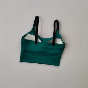 Dettaglio dell'interno del reggiseno sportivo verde con spalline a contrasto e imbottiture