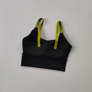 Dettaglio delle spalline a contrasto del reggiseno sportivo ad alto impatto