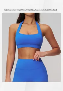 Détail de la brassière de yoga licou bleu marine avec encolure carrée et legging haut