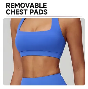 Détail du soutien-gorge de yoga bleu à col carré avec des coussinets amovibles